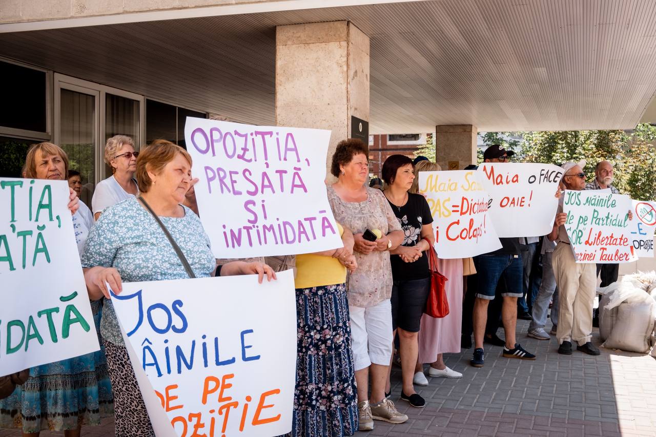 FOTO// Protest în susținerea Marinei Tauber: Partidul „ȘOR” îi stă guvernării ca un os în gât, pentru că este singurul care lucrează pentru oameni