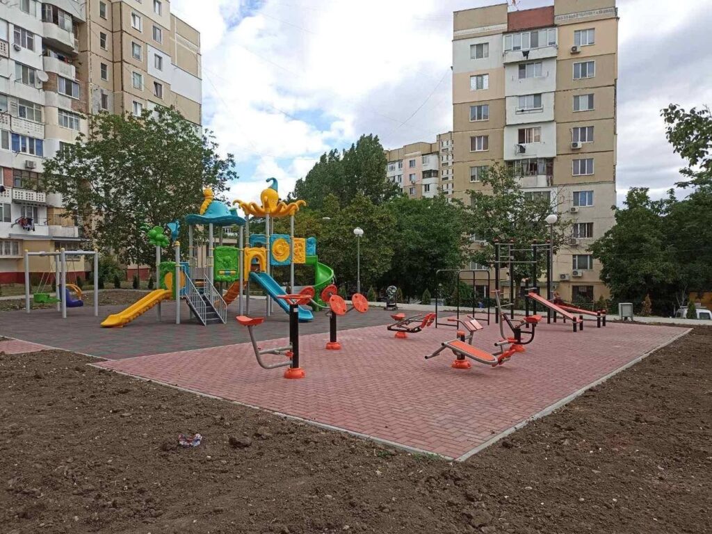 FOTO// Programul municipal de construcție și amenajare a terenurilor de joacă în spații publice sau spații verzi, în plină desfășurare 1 programul municipal de constructie si amenajare a terenurilor de joaca in spatii publice sau spatii verzi in plina desfasurare