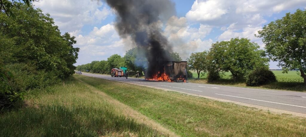 VIDEO// Remorca unui tir a ars în întregime, în raionul Rîșcani. Flăcările au distrus 22 de tone de tutun 2 VIDEO// Remorca unui tir a ars în întregime, în raionul Rîșcani. Flăcările au distrus 22 de tone de tutun