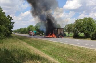 VIDEO// Remorca unui tir a ars în întregime, în raionul Rîșcani. Flăcările au distrus 22 de tone de tutun