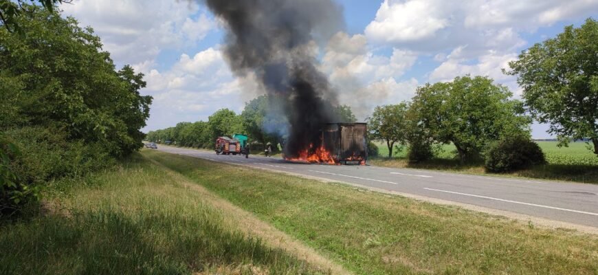 VIDEO// Remorca unui tir a ars în întregime, în raionul Rîșcani. Flăcările au distrus 22 de tone de tutun