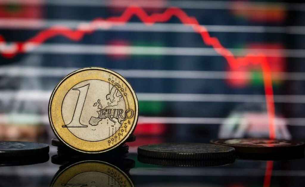 Euro își continuă declinul cu o probabilitate de 50-50% să ajungă la aceeași valoare cu dolarul 1 Uniunea Eropeană, la un pas de recesiune. Euro a scăzut la valoarea minimă a ultimelor decenii