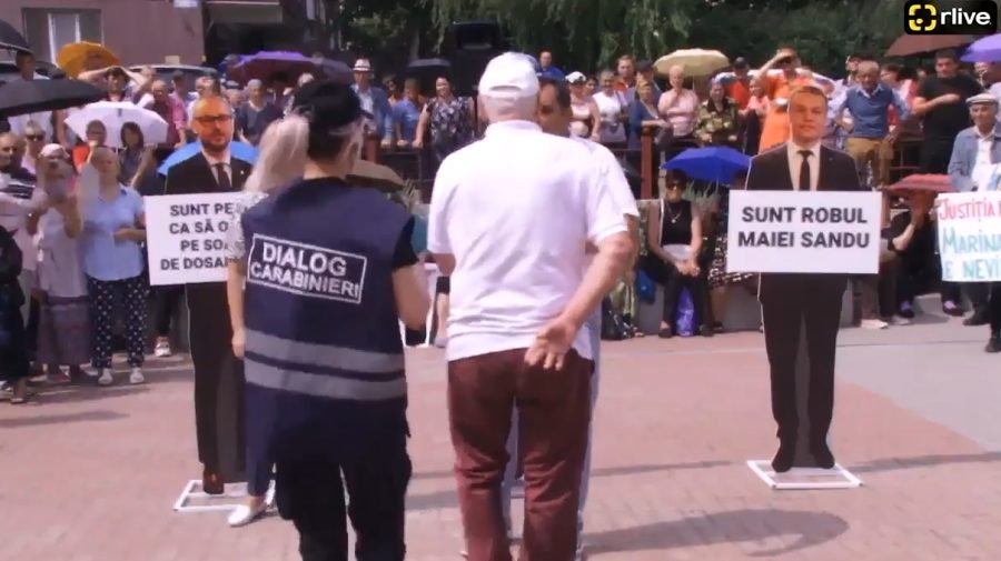 VIDEO// Un provocator de la protestul Partidului ȘOR, luat de carabinieri: ”O să îi rămână numai chepca”