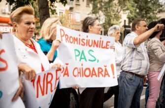 FOTO// Vremuri bune pe apa sâmbetei! Flashmob împotriva scumpirii tarifelor pentru apă, organizat de PCRM și Partidul „ȘOR”, la ANRE
