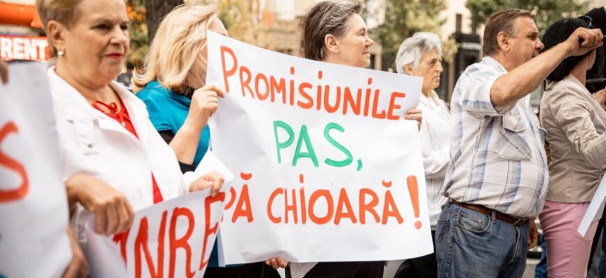 FOTO// Vremuri bune pe apa sâmbetei! Flashmob împotriva scumpirii tarifelor pentru apă, organizat de PCRM și Partidul „ȘOR”, la ANRE