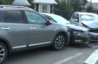 VIDEO// Trei mașini s-au ciocnit în timpul unui reportaj TV despre "una dintre cele mai periculoase intersecții"