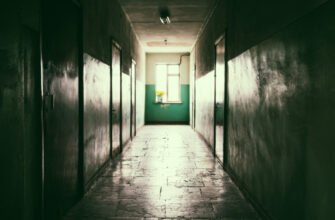 O femeie a fost dusă la psihiatrie, după ce a împins o persoană în fața mașinilor aflate în mers