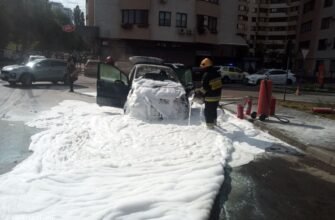 O mașină a fost cuprinsă de flăcări pe o stradă din capitală. A fost nevoie de intervenția pompierilor