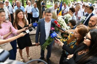VIDEO// (O altfel de Maria Olari) Deputații PAS au fost huiduiți la depunerea de flori: ”Nu am ce mânca, un an nu am mâncat!”