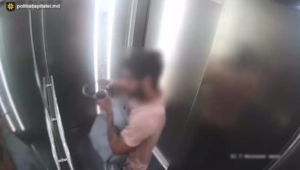 Un tânăr de 26 ani a fost reținut după ce ar fi furat mai multe bunuri din două apartamente