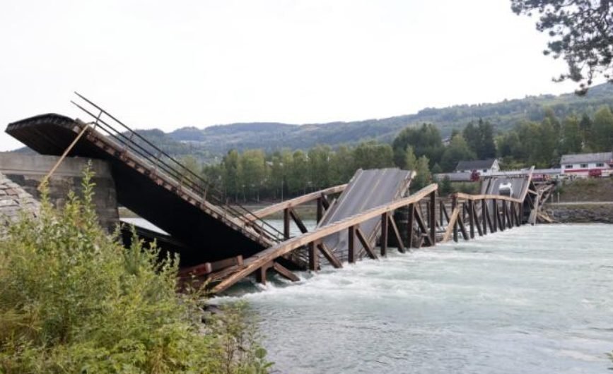 Un pod din Norvegia s-a prăbuşit. Două maşini au ajuns în apă