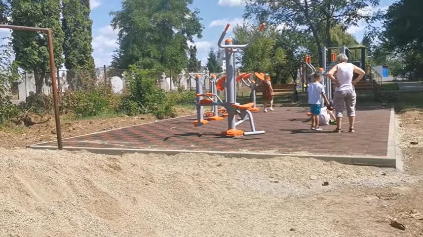 VIDEO// ”Cu priveliște spre viitor” O primărie a instalat spațiu de relaxare pentru bătrâni fix lângă cimitir