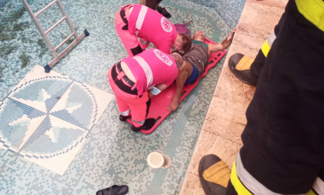 un barbat a fost salvat de pompieri dupa ce a cazut intr un bazin fara apa
