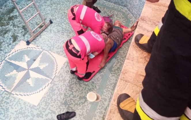 Un bărbat a fost salvat de pompieri după ce a căzut într-un bazin fără apă