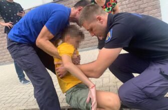 FOTO// Un copil de 11 ani a fost scos cu ajutorul salvatorilor dintr-o gură de canalizare din Capitală