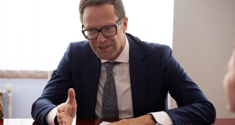 Capcana ”experților internaționali”: Magistrații de top din Republica Moldova, verificați de un olandez cu un CV dubios