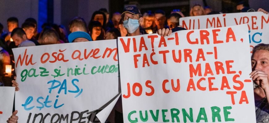 FOTO-VIDEO// Protest nocturn în Capitală, în fața Președinției: Cu PAS la guvernare, revenim la lumânare