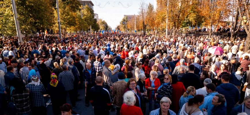 FOTO// Peste 45 de mii de oameni participă la manifestația împotriva PAS și a Maiei Sandu, de la Președinție