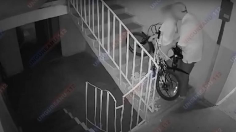 VIDEO// Imagini cu impact puternic: Momentul în care un individ abuzează sexual un copil în scara blocului, la Buiucani