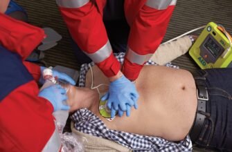 S-a pornit să culeagă nuci, dar a ajuns să fie resuscitat de medici. Un bărbat - electrocutat