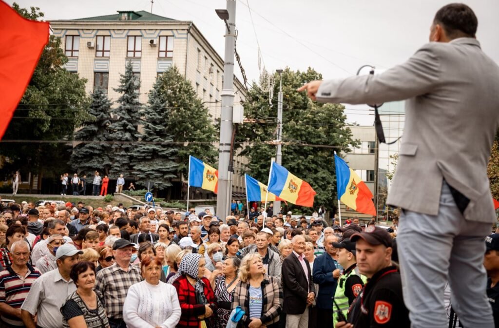 Protestul Partidului „ȘOR” s-a mutat de la Președinție, la CNA! Oamenii cer eliberarea reprezentanților formațiunii, reținuți în această dimineață