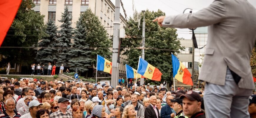Protestul Partidului „ȘOR” s-a mutat de la Președinție, la CNA! Oamenii cer eliberarea reprezentanților formațiunii, reținuți în această dimineață