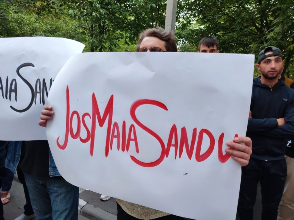 O nouă zi, un nou protest! Partidul ȘOR a cerut din nou demisia Maiei Sandu, de data asta în fața casei președintelui