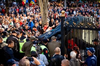 FOTO// Protestatarii, împiedicați de poliție să instaleze corturi în curtea Președinției: Jos dictatura! Rușine!