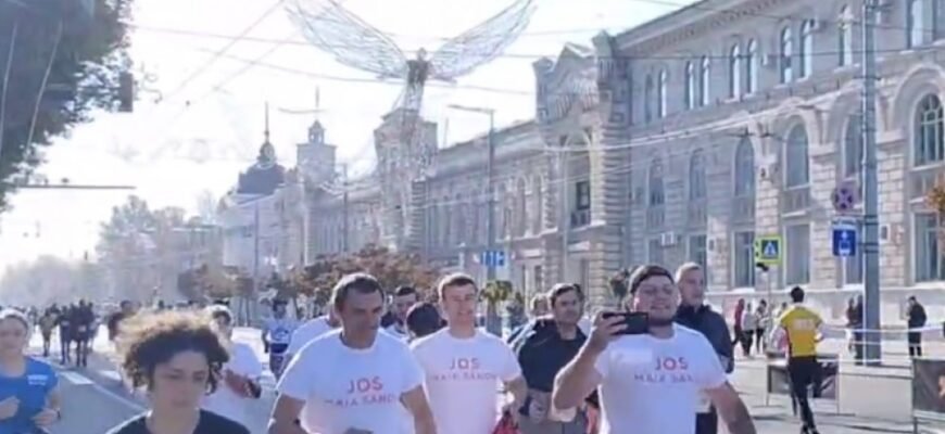 Maratonul protestelor: Alergătorii strigă „Jos Maia Sandu!”, în timp ce se întrec în centrul capitalei