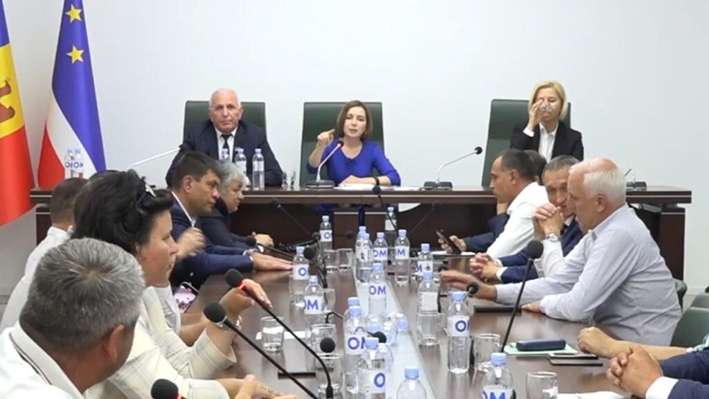 VIDEO// Tensiune mare și voci ridicate! Vizita Maiei Sandu de la Comrat s-a sfârșit cu o gâlceavă. Vezi care a fost mărul discordiei 1 VIDEO// Tensiune mare și voci ridicate! Vizita Maiei Sandu de la Comrat s-a sfârșit cu o gâlceavă. Vezi care a fost mărul discordiei