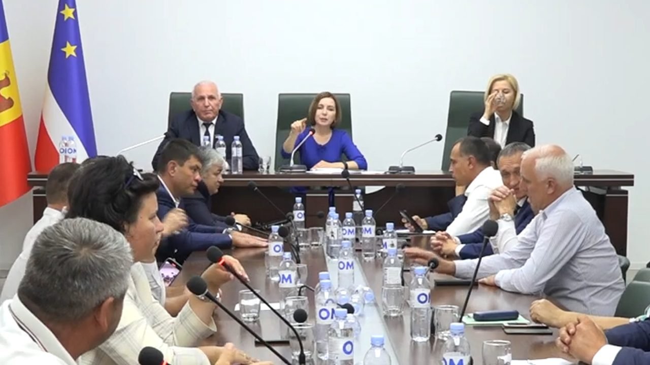 VIDEO// Tensiune mare și voci ridicate! Vizita Maiei Sandu de la Comrat s-a sfârșit cu o gâlceavă. Vezi care a fost mărul discordiei