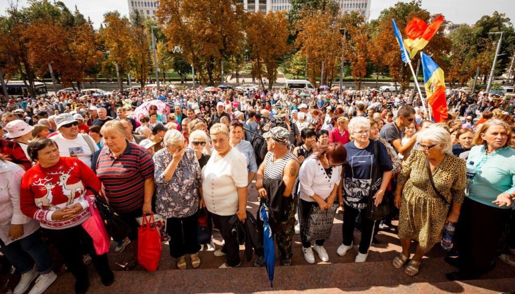 FOTO// PAS a ars vremurile bune! Protestatarii din fața Președinției au dat foc facturilor, în semn de protest față de prețurile exorbitante 7 FOTO// PAS a ars vremurile bune! Protestatarii din fața Președinției au dat foc facturilor, în semn de protest față de prețurile exorbitante