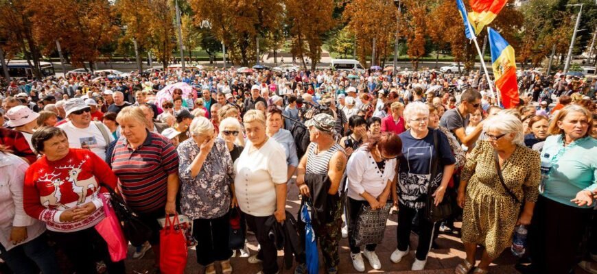 FOTO// PAS a ars vremurile bune! Protestatarii din fața Președinției au dat foc facturilor, în semn de protest față de prețurile exorbitante