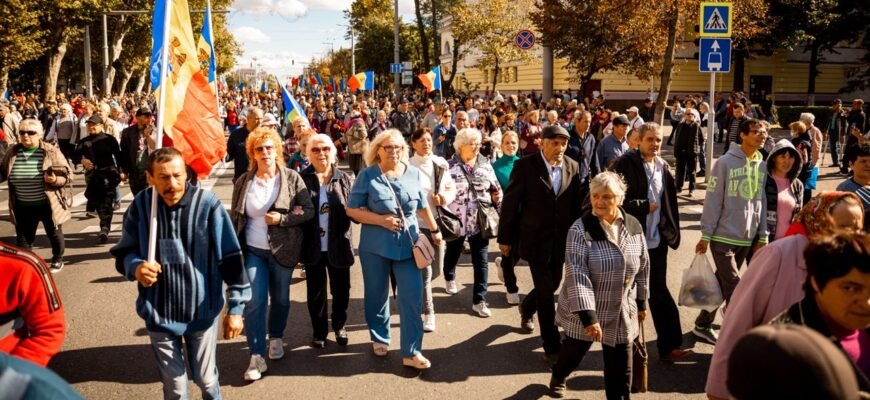 FOTO// Protest de amploare în Chișinău. Coloane formate din mii de oameni au venit în fața Președinției