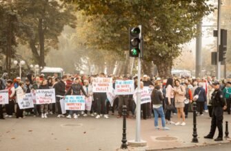 FOTO// Protestatarii, împiedicați să manifeste în fața Președinției, în timpul vizitei comisarului european Johannes Hahn