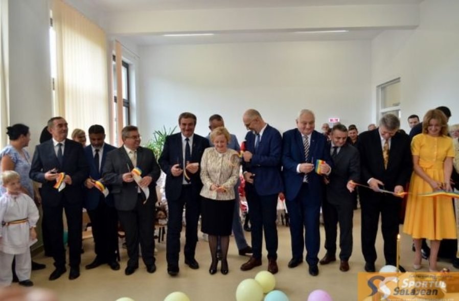 FOTO// Zece politicieni s-au înghesuit să taie panglica la inaugurarea unei grădinițe