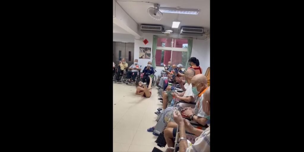 VIDEO// O tânără a dansat striptease la un azil de bătrâni: Acum înțeleg de ce e așa scump să stai la azil 1 VIDEO// O tânără a dansat striptease la un azil de bătrâni: Acum înțeleg de ce e așa scump să stai la azil