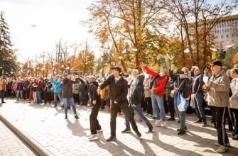 FOTO// Protest organizat de „Orășelul Schimbării”: Avioane de hârtie pentru o guvernare de carton