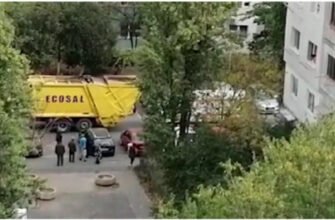 FOTO// Un bărbat și-a găsit sfârșitul călcat de mașina de gunoi a primăriei când dădea cu spatele