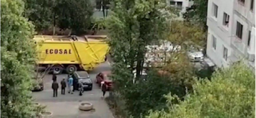 FOTO// Un bărbat și-a găsit sfârșitul călcat de mașina de gunoi a primăriei când dădea cu spatele