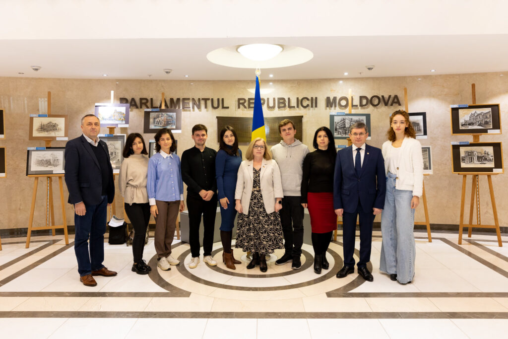 52423871062 eb051cec1b k