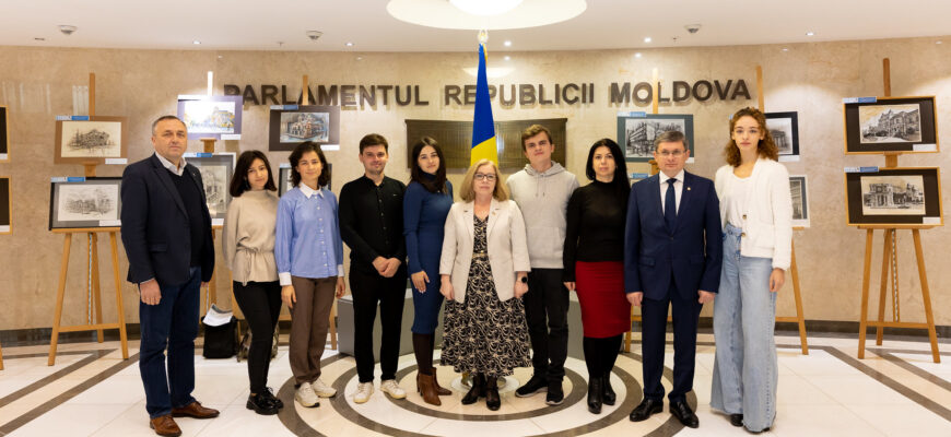 52423871062 eb051cec1b k