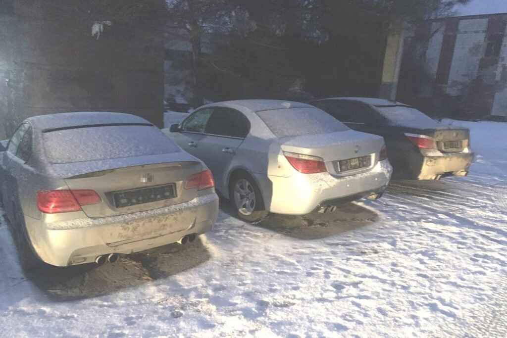 Trei bărbați - trimiși în judecată pentru contrabandă cu 23 autoturisme furate din UE 1 Trei bărbați - trimiși în judecată pentru contrabandă cu 23 autoturisme furate din UE