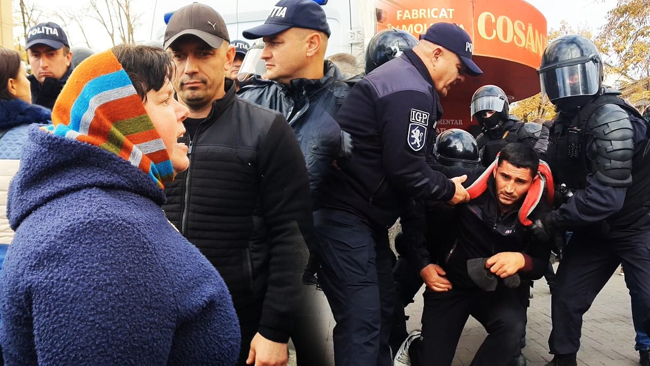 VIDEO// Drama unei mame protestatare, copilul căreia a fost reținut de poliție la protestul de duminică