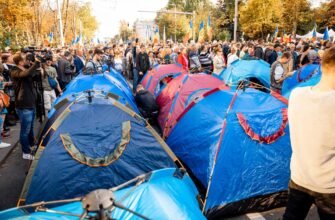 FOTO// Încă 100 de corturi au fost instalate în Orășelul Schimbării: Circulația pe bulevardul Ștefan cel Mare a fost blocată