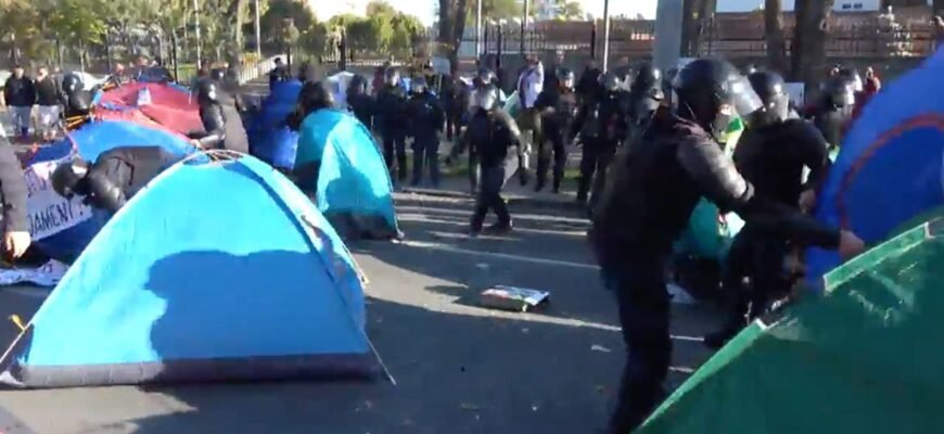 FOTO// Protestatarii pașnici, luați pe sus de mascații Maiei Sandu