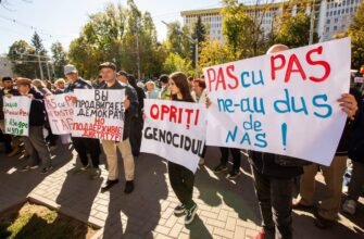 FOTO// Flashmob în fața Președinției: Ei s-au îngrădit cu garduri de fier, iar poporul îndură foame