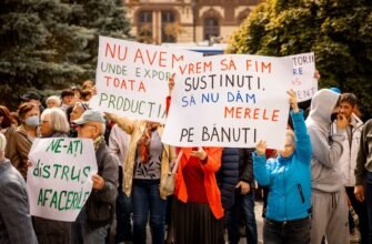 FOTO// Fermierilor le-a ajuns cuțitul la os! Tone de mere, descărcate în fața Ministerului Agriculturii