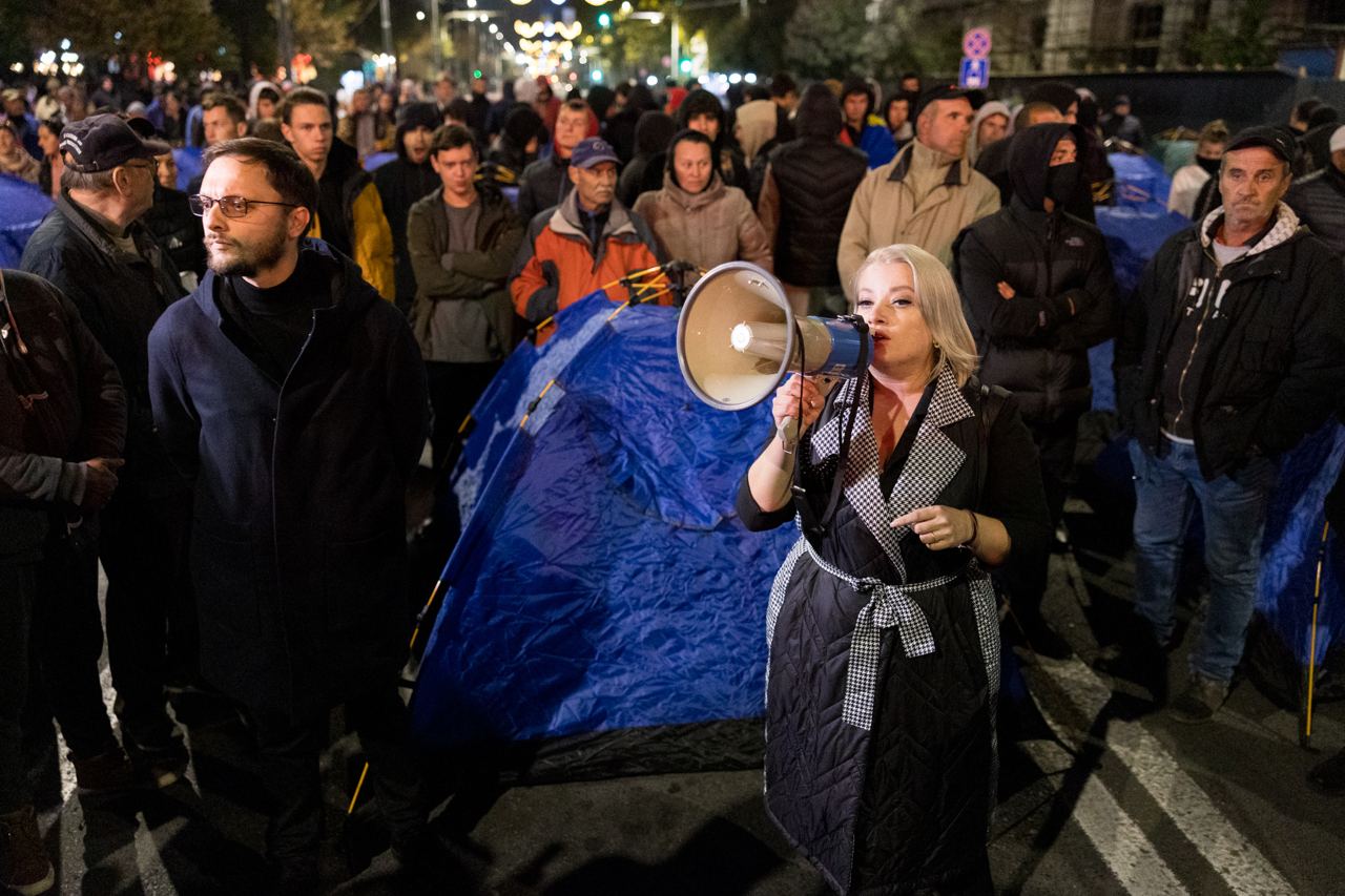 FOTO// Orășelul Schimbării a fost distrus de polițiștii Maiei Sandu, care au evacuat cu forța toate corturile amplasate în centrul capitalei