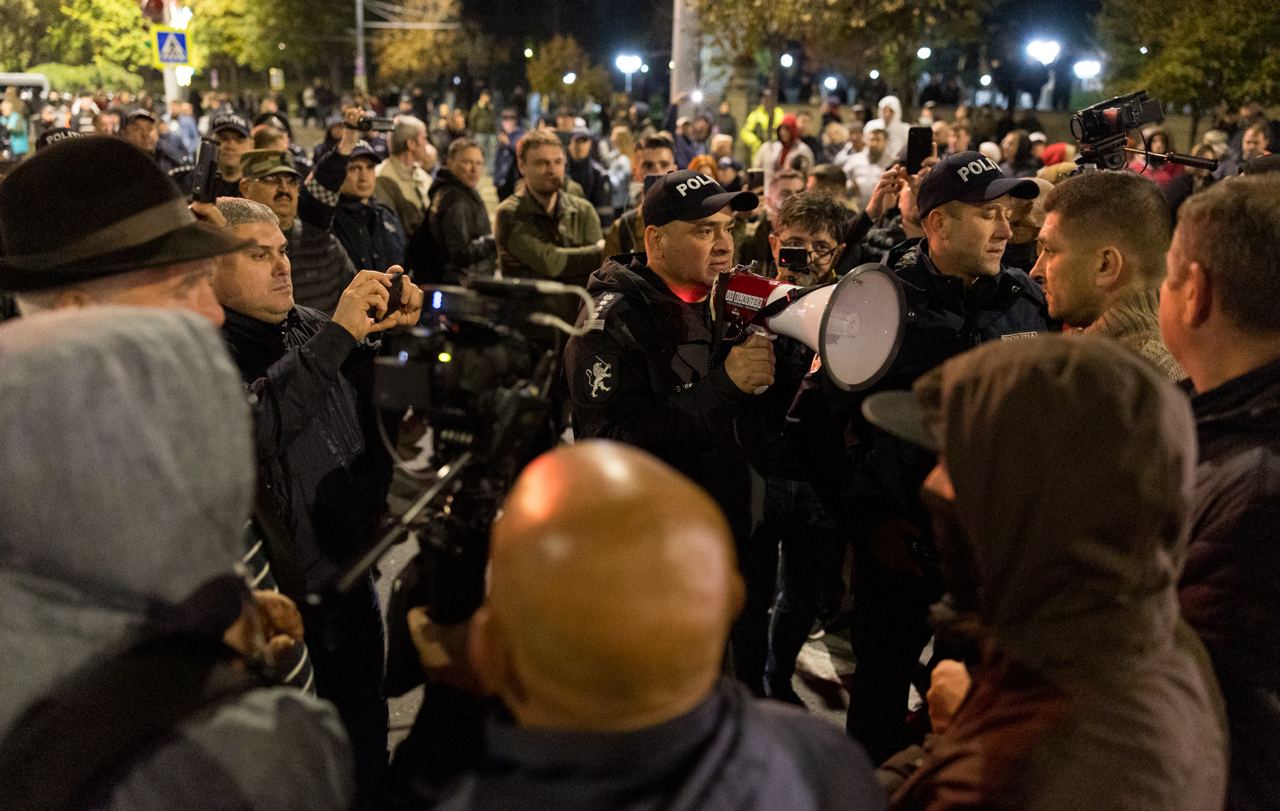 FOTO// Orășelul Schimbării a fost distrus de polițiștii Maiei Sandu, care au evacuat cu forța toate corturile amplasate în centrul capitalei